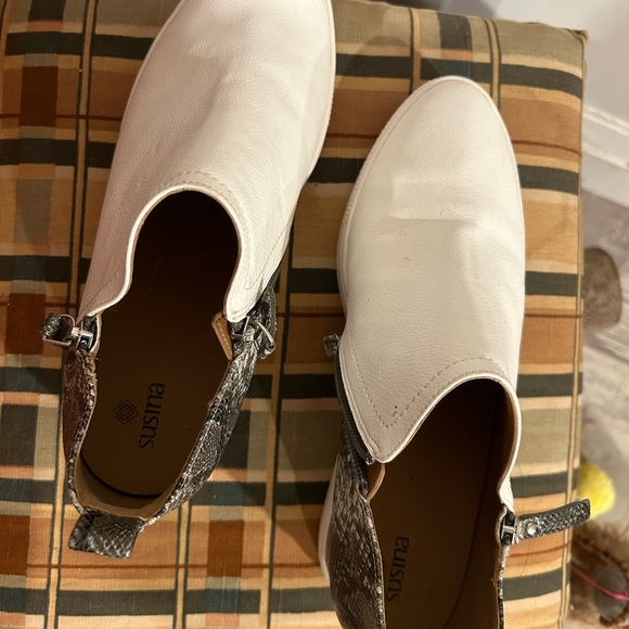 Susine white leather and leopard print size 9 walking shoe. - Picture 6 of 7